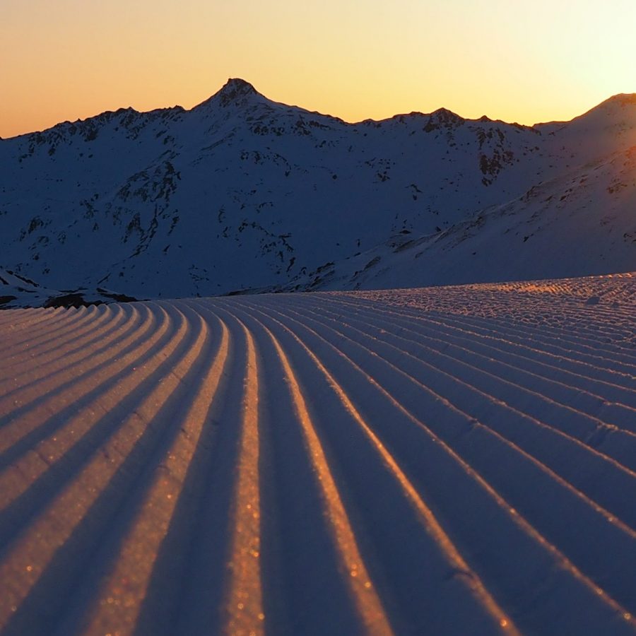 Neues Angebot für Early Birds – im Zillertaler Skigebiet Hochfügen/Österreich carven WintersportlerInnen dank der „Guten Morgen Gondel“ der aufgehenden Sonne entgegen